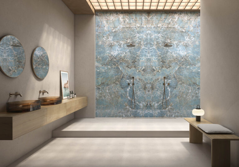 Baño con revestimiento de piedra sinterizada