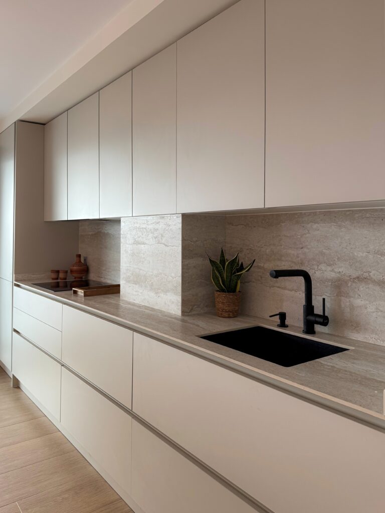 Encimrea e isla revestida con Tivoli White, modelo travertino de Ascale